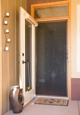 Phantom entry screen door