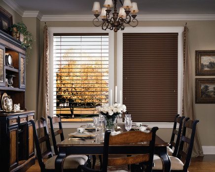 Reveal_horizontal_metal_blinds_dining