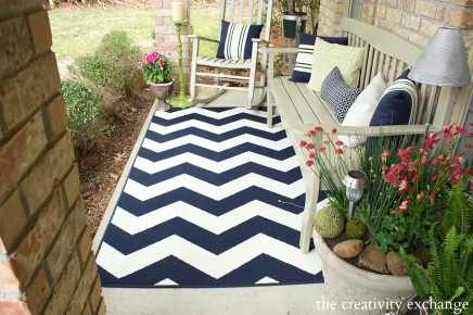 Navy-chevron-patio-rug-from-Target.-Front-porch-revamp-from-The-Creativity-Exchange
